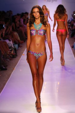 Luli Fama Mbfw Yüzme sırasında