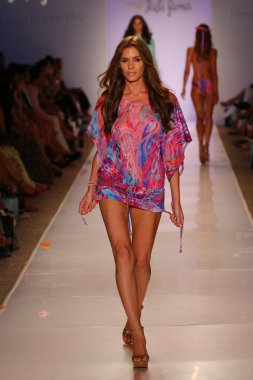 Luli Fama Mbfw Yüzme sırasında