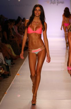 Luli Fama Mbfw Yüzme sırasında