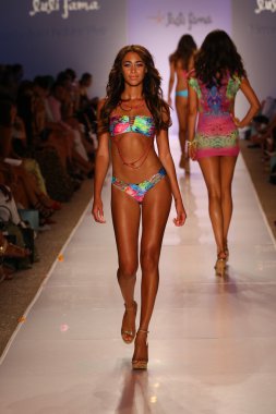 Luli Fama Mbfw Yüzme sırasında