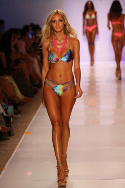 Luli Fama Mbfw Yüzme sırasında