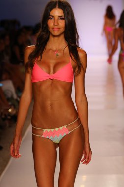 Luli Fama Mbfw Yüzme sırasında