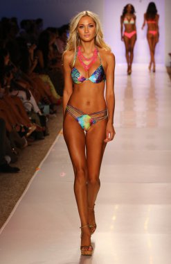 Luli Fama Mbfw Yüzme sırasında