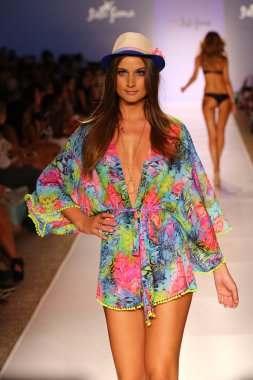 Luli Fama Mbfw Yüzme sırasında
