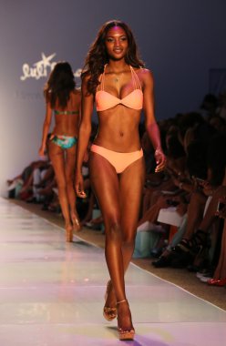 Luli Fama Mbfw Yüzme sırasında