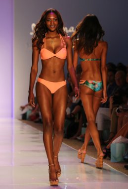 Luli Fama Mbfw Yüzme sırasında