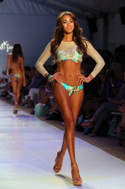 Luli Fama Mbfw Yüzme sırasında