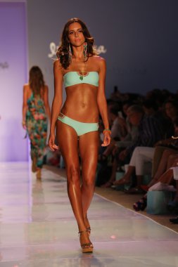 Luli Fama Mbfw Yüzme sırasında