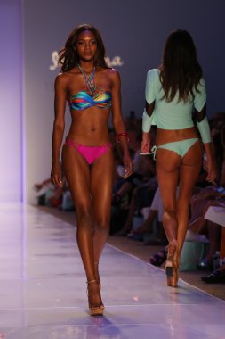 Luli Fama Mbfw Yüzme sırasında