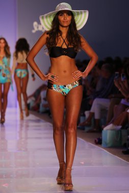 Luli Fama Mbfw Yüzme sırasında