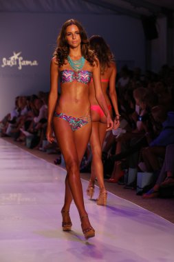 Luli Fama Mbfw Yüzme sırasında