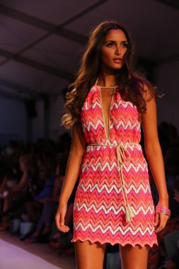 Luli Fama Mbfw Yüzme sırasında