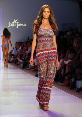 Luli Fama Mbfw Yüzme sırasında