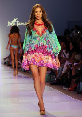 Luli Fama Mbfw Yüzme sırasında