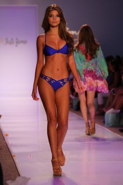 Luli Fama Mbfw Yüzme sırasında