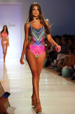 Luli Fama Mbfw Yüzme sırasında