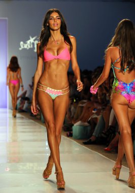 Luli Fama Mbfw Yüzme sırasında