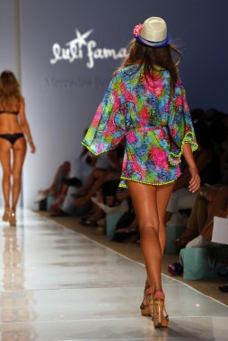 Luli Fama Mbfw Yüzme sırasında