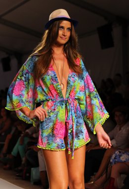 Luli Fama Mbfw Yüzme sırasında