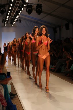 Luli Fama Mbfw Yüzme sırasında