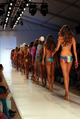 Luli Fama Mbfw Yüzme sırasında