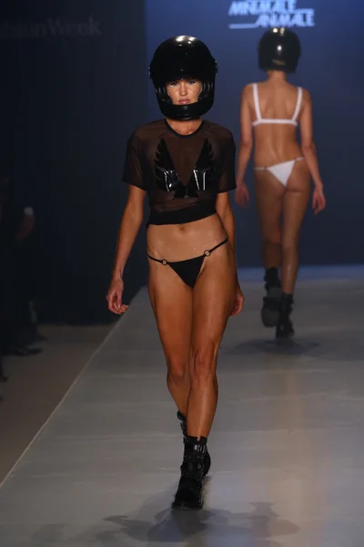 Minimale 动物时装秀 Mbfw 游泳于 2015 年 — 图库照片