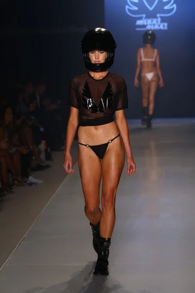 Minimale Animale Defile sırasında Mbfw yüzmek 2015 — Stok fotoğraf