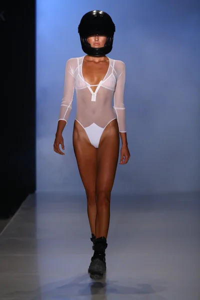 Minimale 动物时装秀 Mbfw 游泳于 2015 年 — 图库照片