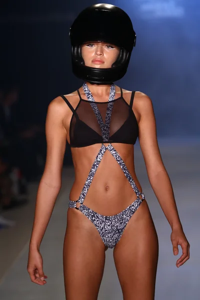 Folyamán a Mbfw úszik 2015 minimale Animale divatbemutató — Stock Fotó