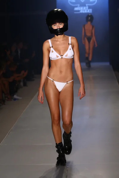 Minimale 动物时装秀 Mbfw 游泳于 2015 年 — 图库照片