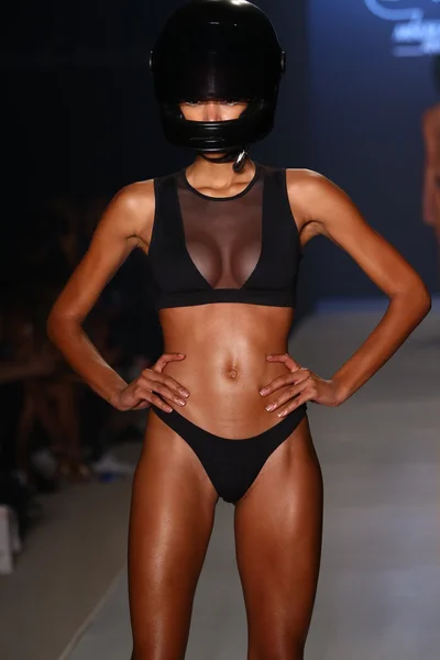 Minimale animale Modenschau während mbfw swim 2015 — Stockfoto