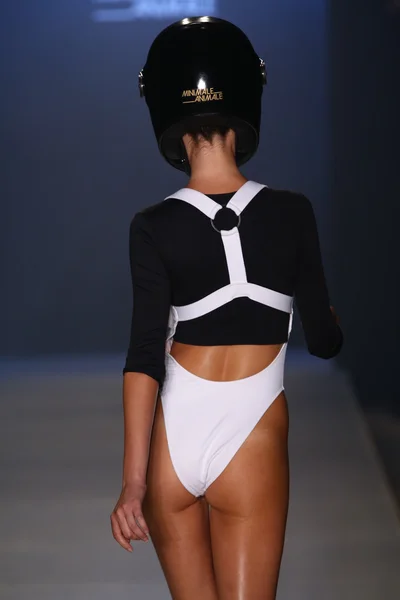 Mbfw 泳ぐ 2015年中 minimale Animale ファッションショー — ストック写真