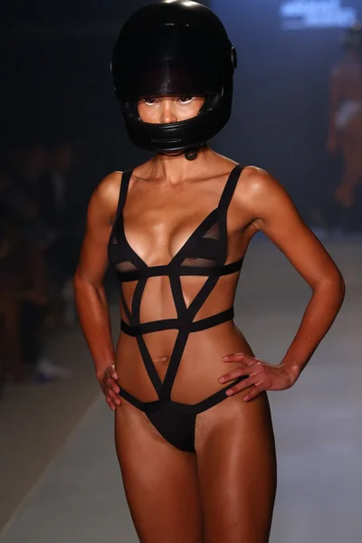 Minimale 动物时装秀 Mbfw 游泳于 2015 年 — 图库照片