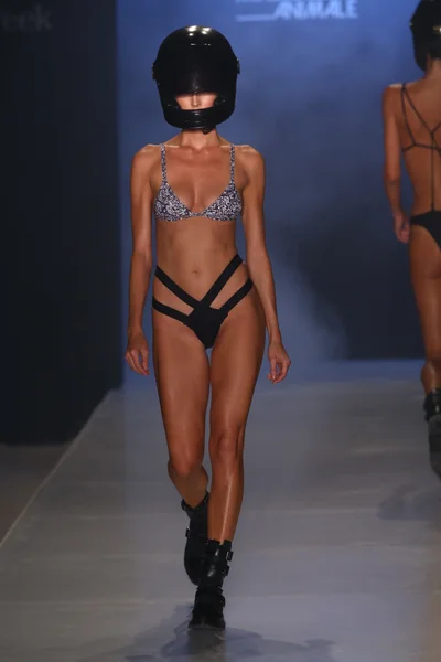 Minimale 动物时装秀 Mbfw 游泳于 2015 年 — 图库照片