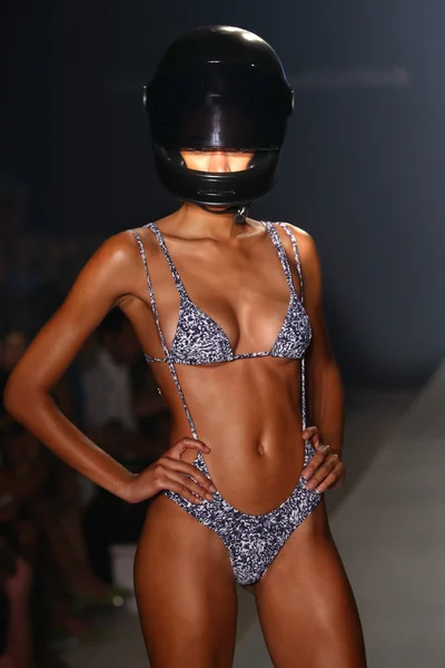 Desfile de moda Minimale Animale durante MBFW Swim 2015 —  Fotos de Stock