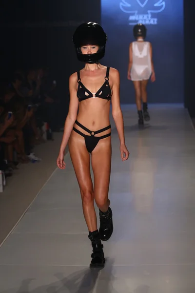 Minimale 动物时装秀 Mbfw 游泳于 2015 年 — 图库照片