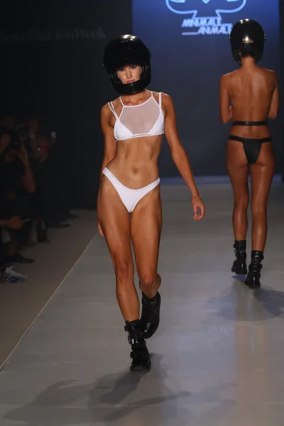 Minimale 动物时装秀 Mbfw 游泳于 2015 年 — 图库照片