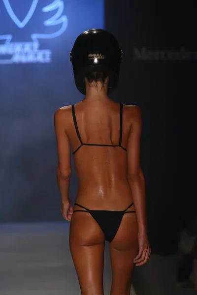 Folyamán a Mbfw úszik 2015 minimale Animale divatbemutató — Stock Fotó