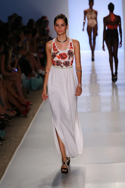 6 Shore Road por Pooja durante MBFW Swim 2015 —  Fotos de Stock