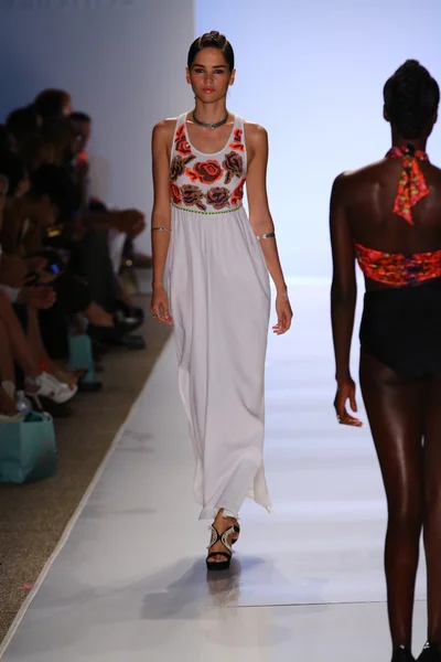 6 Shore Road por Pooja durante MBFW Swim 2015 —  Fotos de Stock