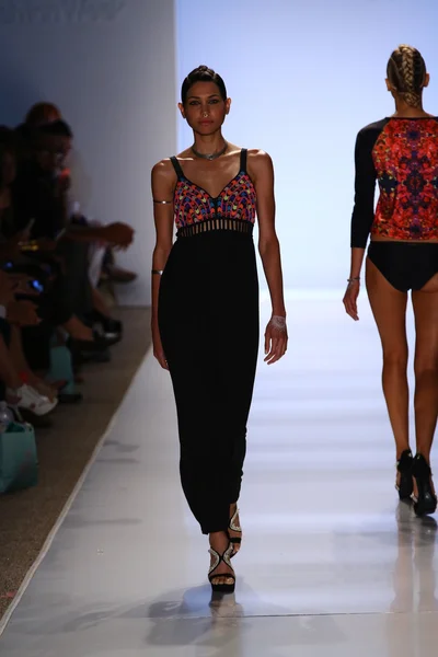 6 Shore Road par Pooja pendant MBFW Swim 2015 — Photo