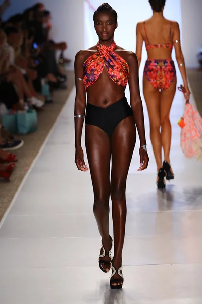 6 Shore Road por Pooja durante MBFW Swim 2015 —  Fotos de Stock