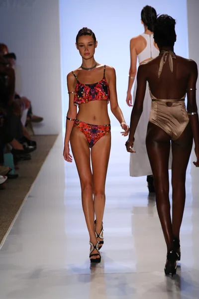 6 Shore Road par Pooja pendant MBFW Swim 2015 — Photo