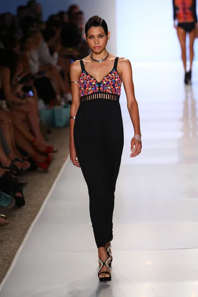 6 Shore Road por Pooja durante MBFW Swim 2015 —  Fotos de Stock