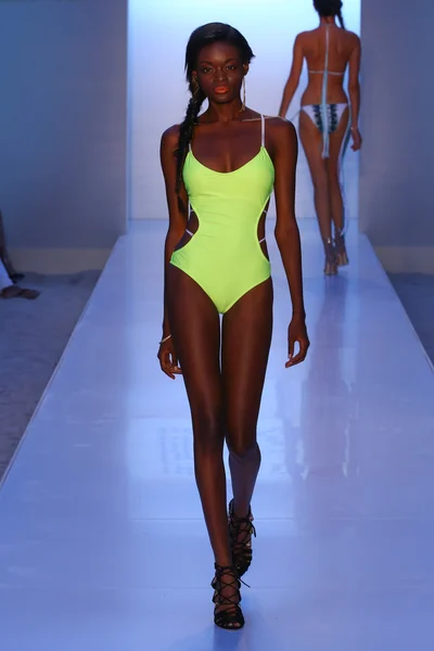 Belusso durante MBFW Swim —  Fotos de Stock