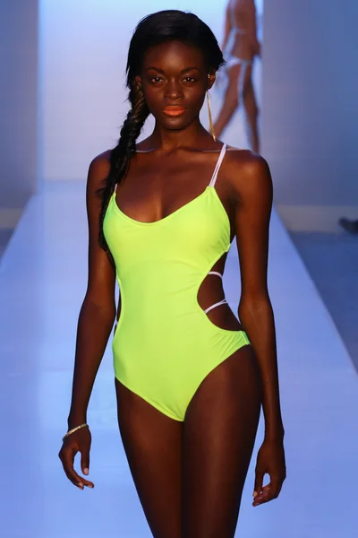 Belusso durante MBFW Swim —  Fotos de Stock