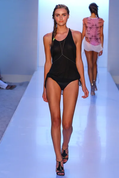 Belusso durante MBFW Swim —  Fotos de Stock