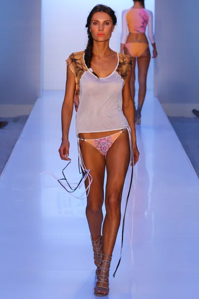 Belusso durante MBFW Swim —  Fotos de Stock