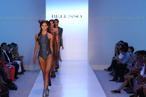 Belusso durante a natação MBFW — Fotografia de Stock