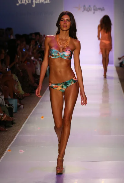 Luli Fama durante MBFW Swim — Foto Stock